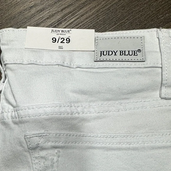 Judy Blue Women's Cropped White Jeans - Picture 2 of 8